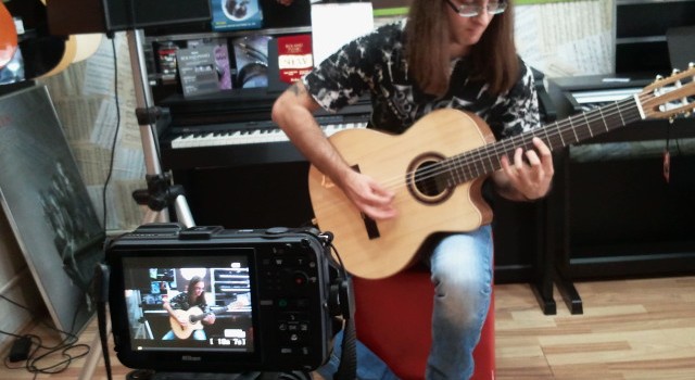Testam chitarele de la magazinul Music & More – Bucuresti