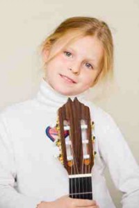 chitara-acustica-fetita